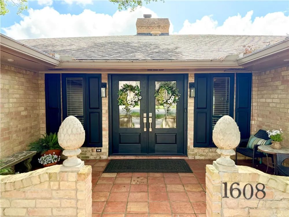 1608 Delwood Alice, TX 78332