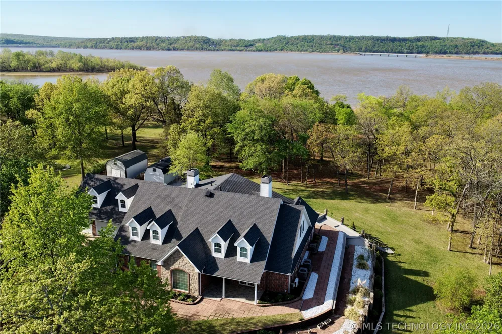 25 E Shoreline Drive Eufaula, OK 74432
