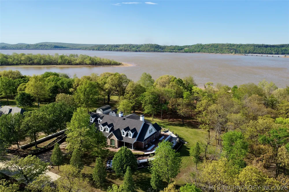 25 E Shoreline Drive Eufaula, OK 74432