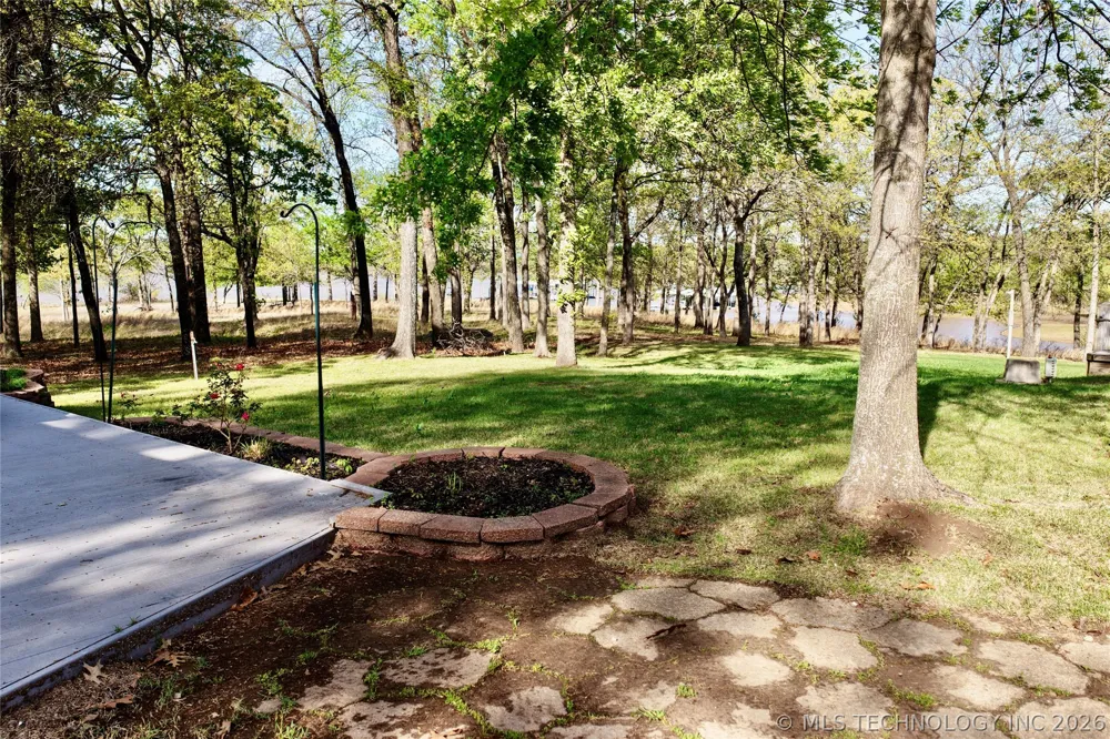 25 E Shoreline Drive Eufaula, OK 74432