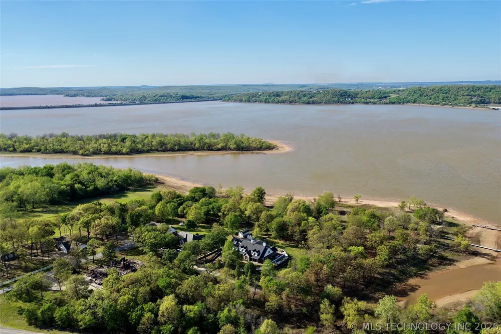 25 E Shoreline Drive Eufaula, OK 74432