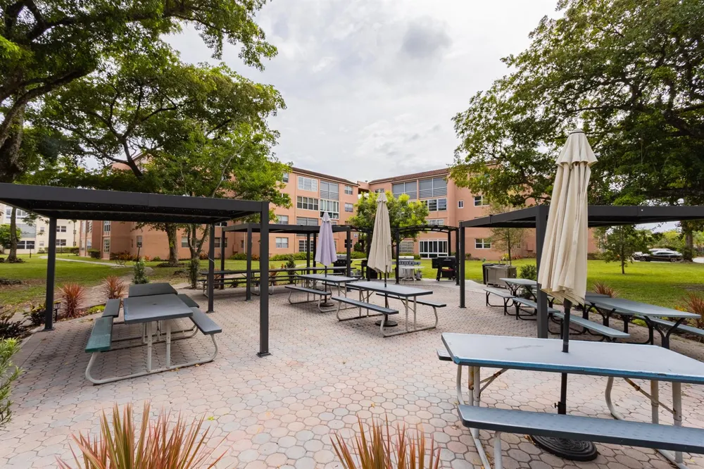 2811 Somerset Drive #412 Lauderdale Lakes, FL 33311