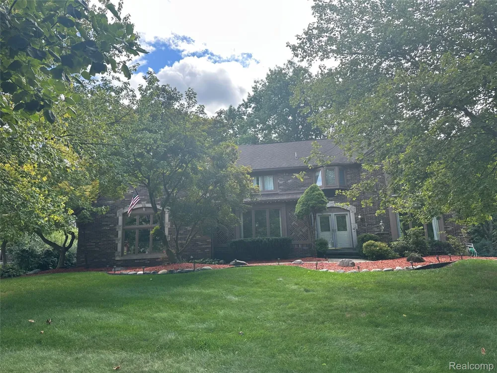 6473 Red Oak Drive Troy City, MI 48098