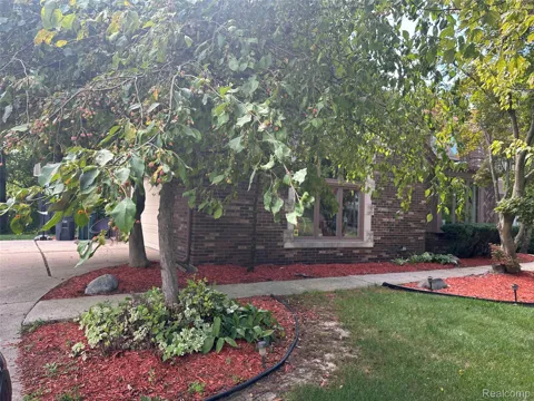 6473 Red Oak Drive