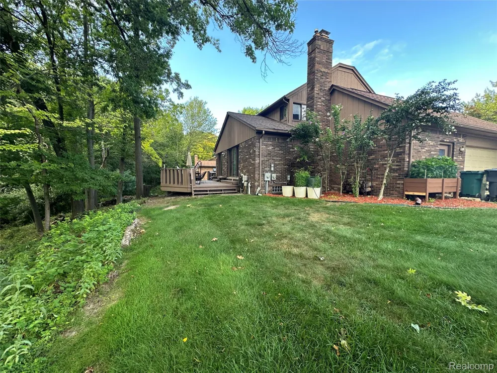 6473 Red Oak Drive Troy City, MI 48098