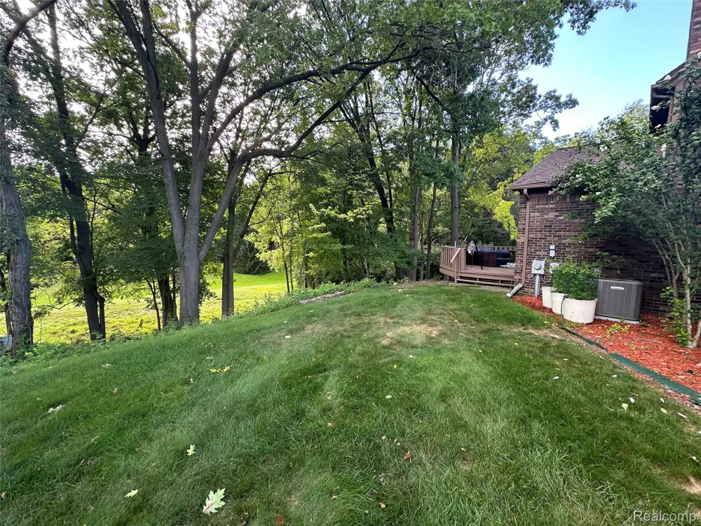 6473 Red Oak Drive Troy City, MI 48098