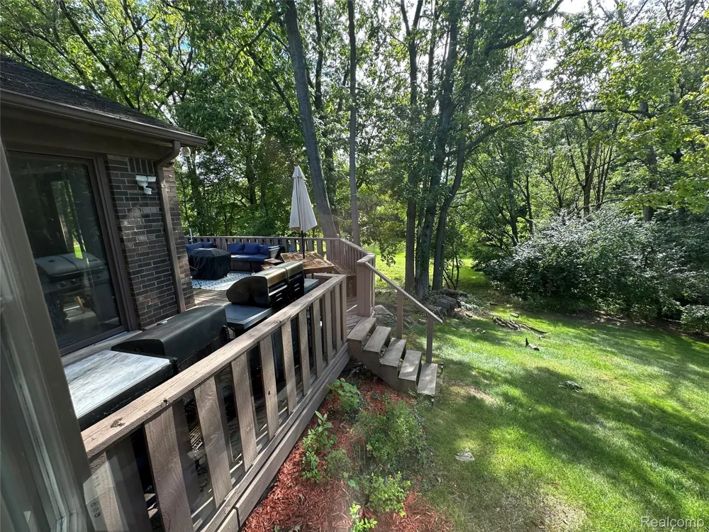 6473 Red Oak Drive Troy City, MI 48098
