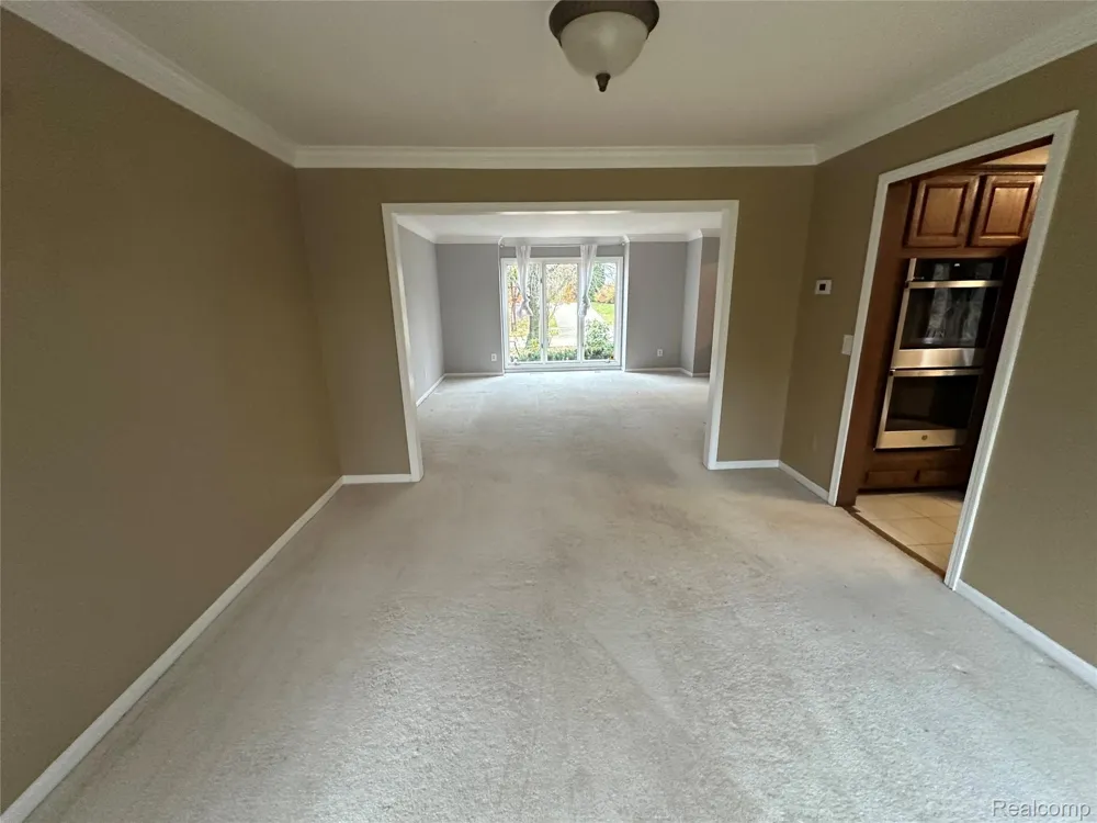6473 Red Oak Drive Troy City, MI 48098