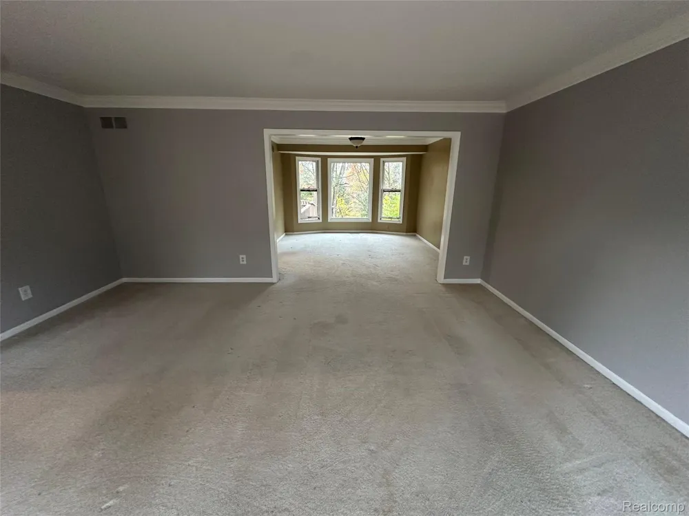 6473 Red Oak Drive Troy City, MI 48098