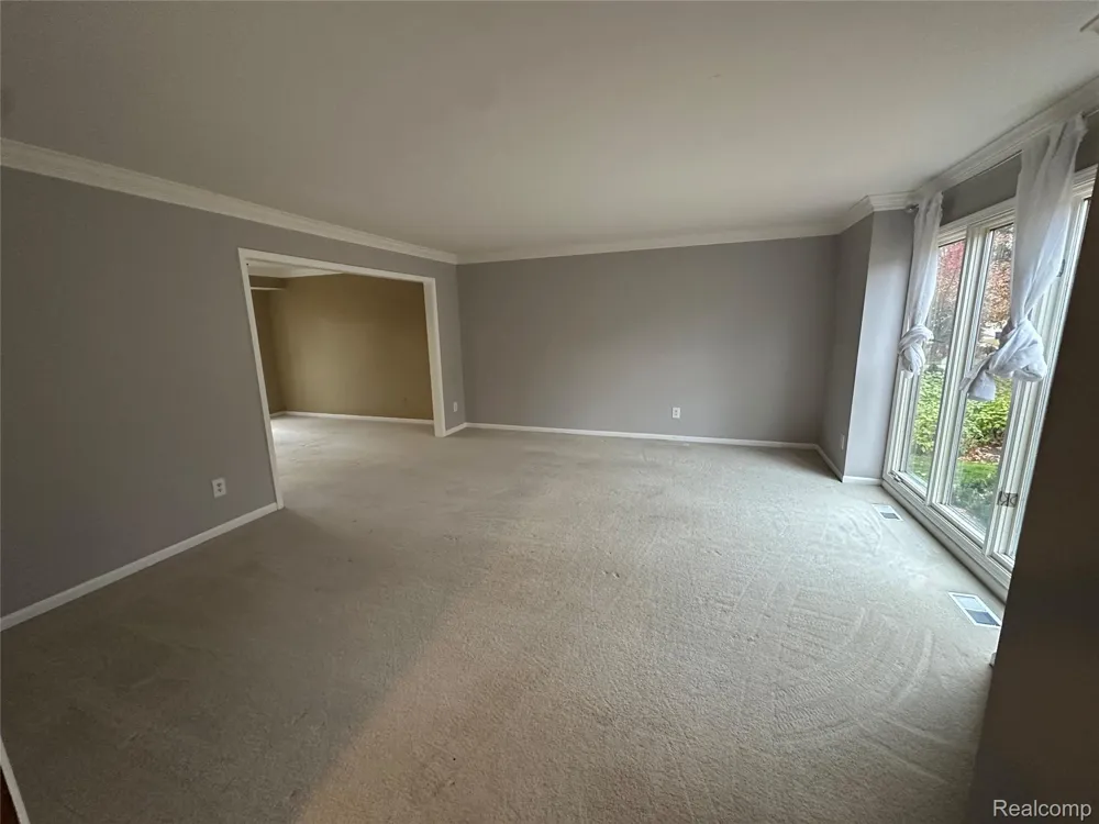 6473 Red Oak Drive Troy City, MI 48098