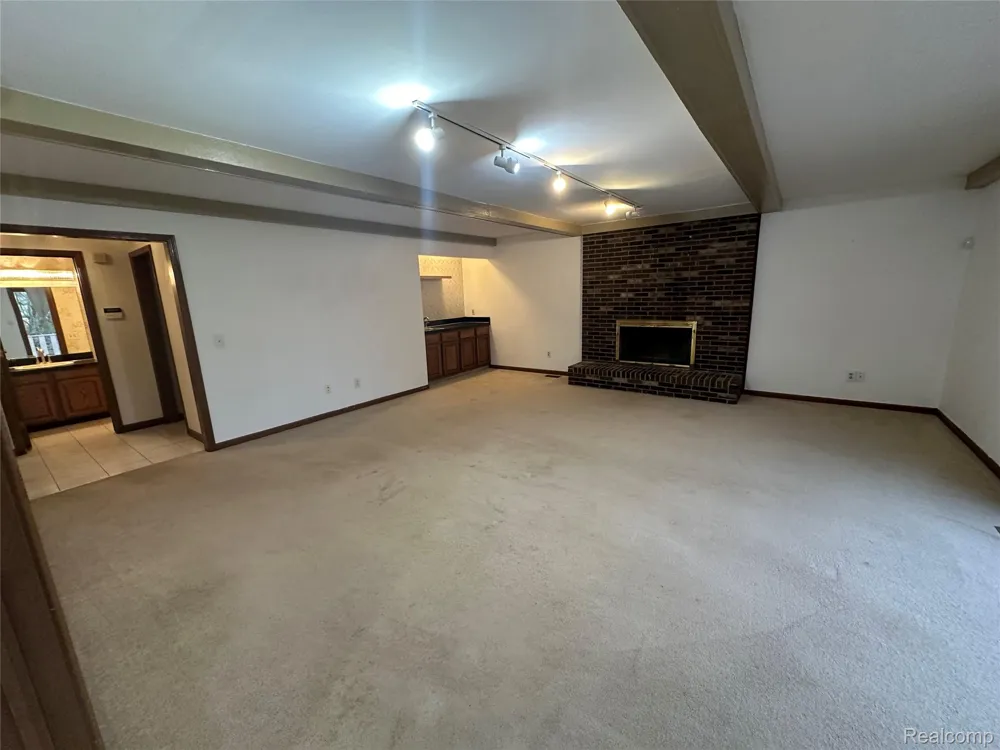 6473 Red Oak Drive Troy City, MI 48098