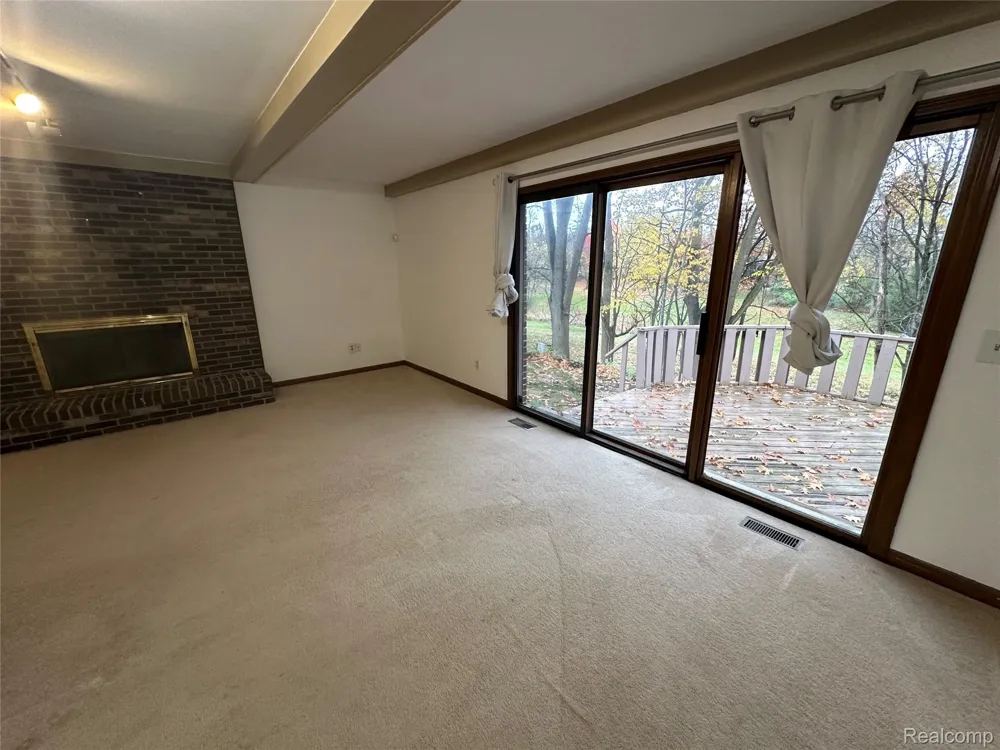 6473 Red Oak Drive Troy City, MI 48098