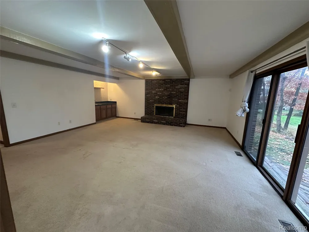 6473 Red Oak Drive Troy City, MI 48098