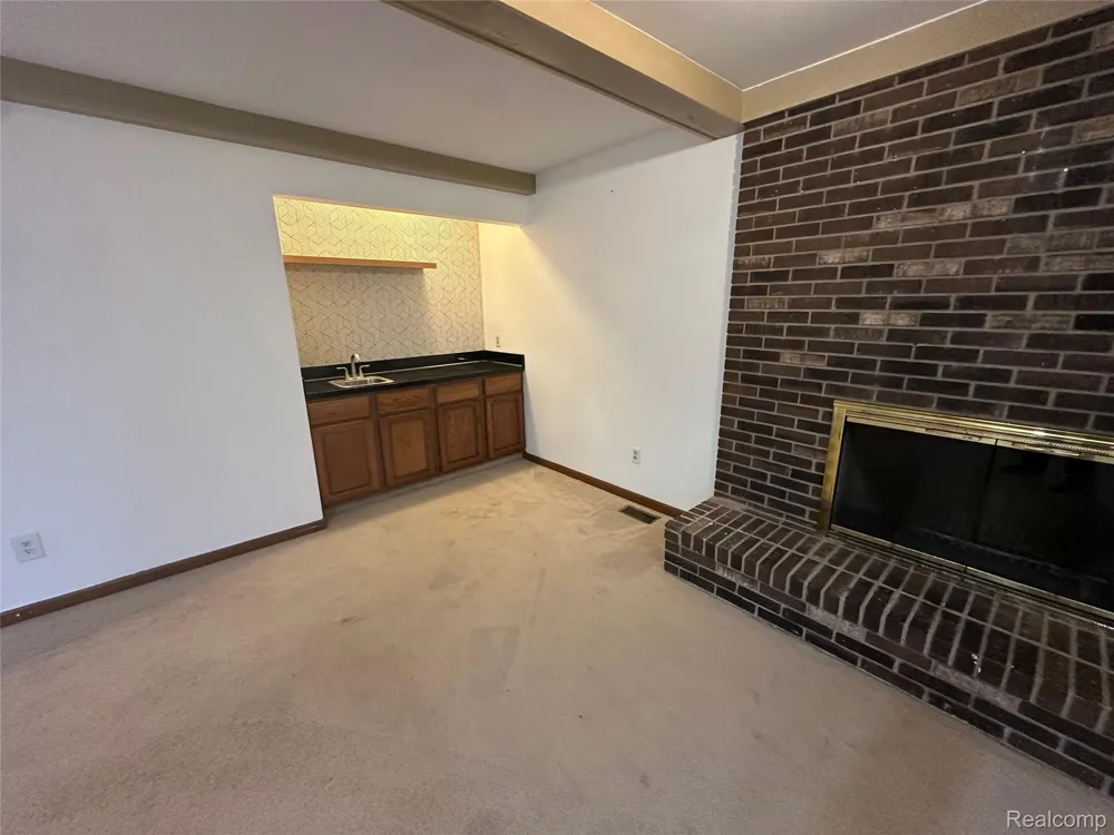 6473 Red Oak Drive Troy City, MI 48098