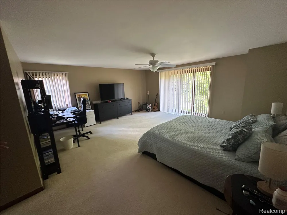 6473 Red Oak Drive Troy City, MI 48098