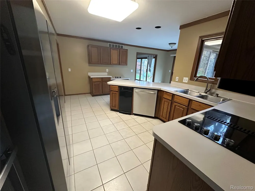 6473 Red Oak Drive Troy City, MI 48098