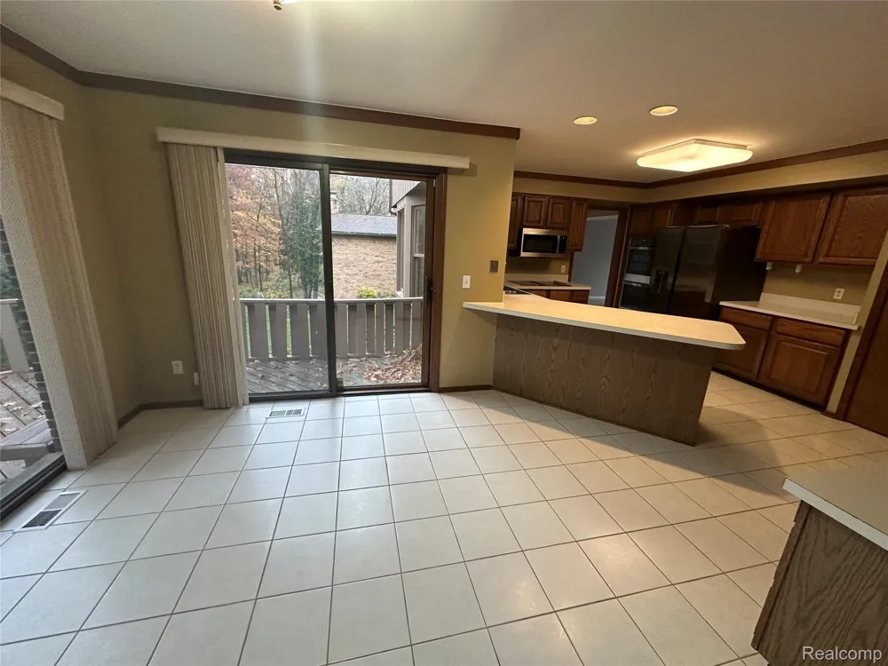 6473 Red Oak Drive Troy City, MI 48098