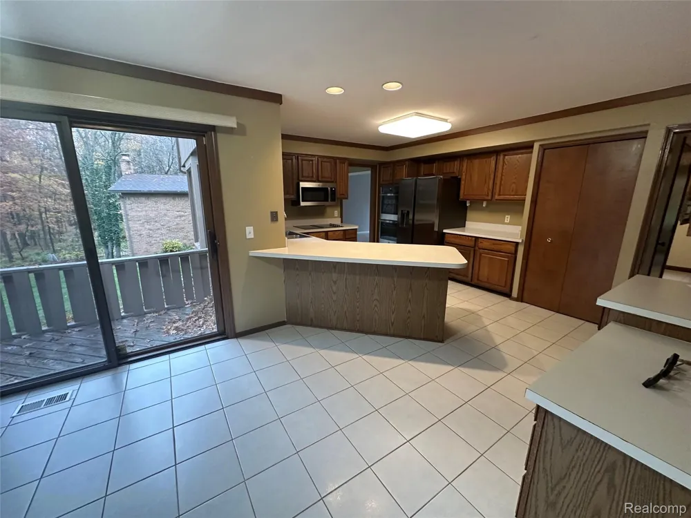 6473 Red Oak Drive Troy City, MI 48098