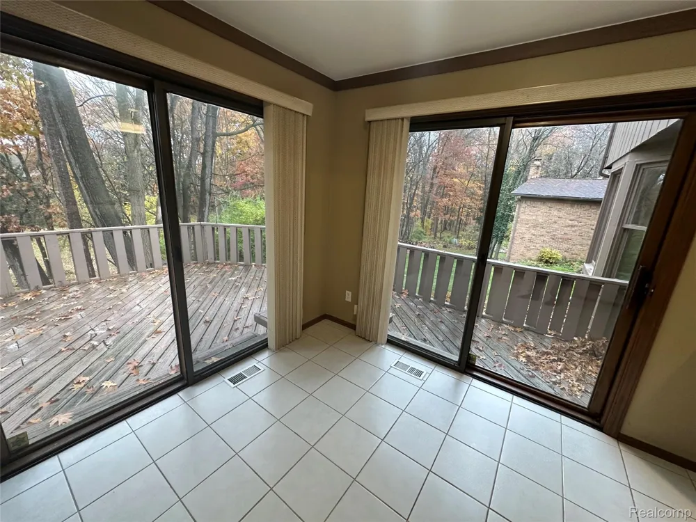 6473 Red Oak Drive Troy City, MI 48098