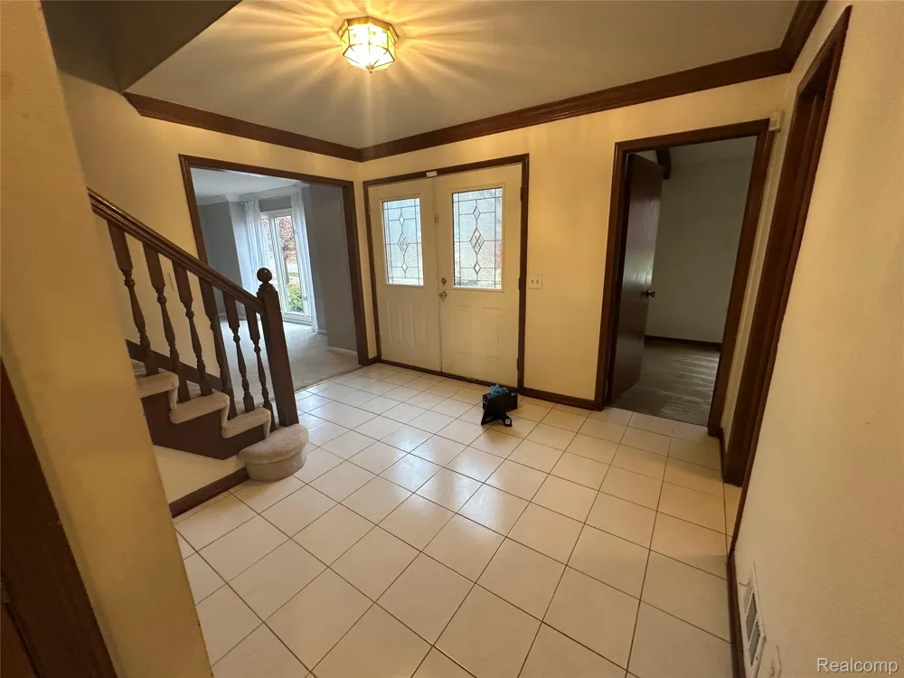 6473 Red Oak Drive Troy City, MI 48098