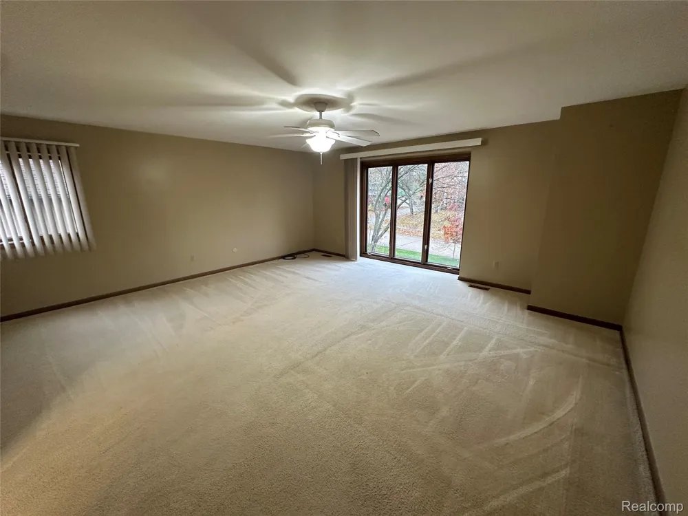 6473 Red Oak Drive Troy City, MI 48098