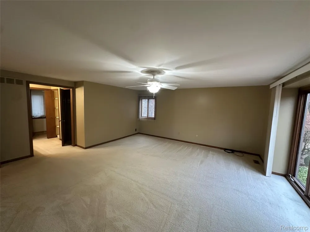 6473 Red Oak Drive Troy City, MI 48098