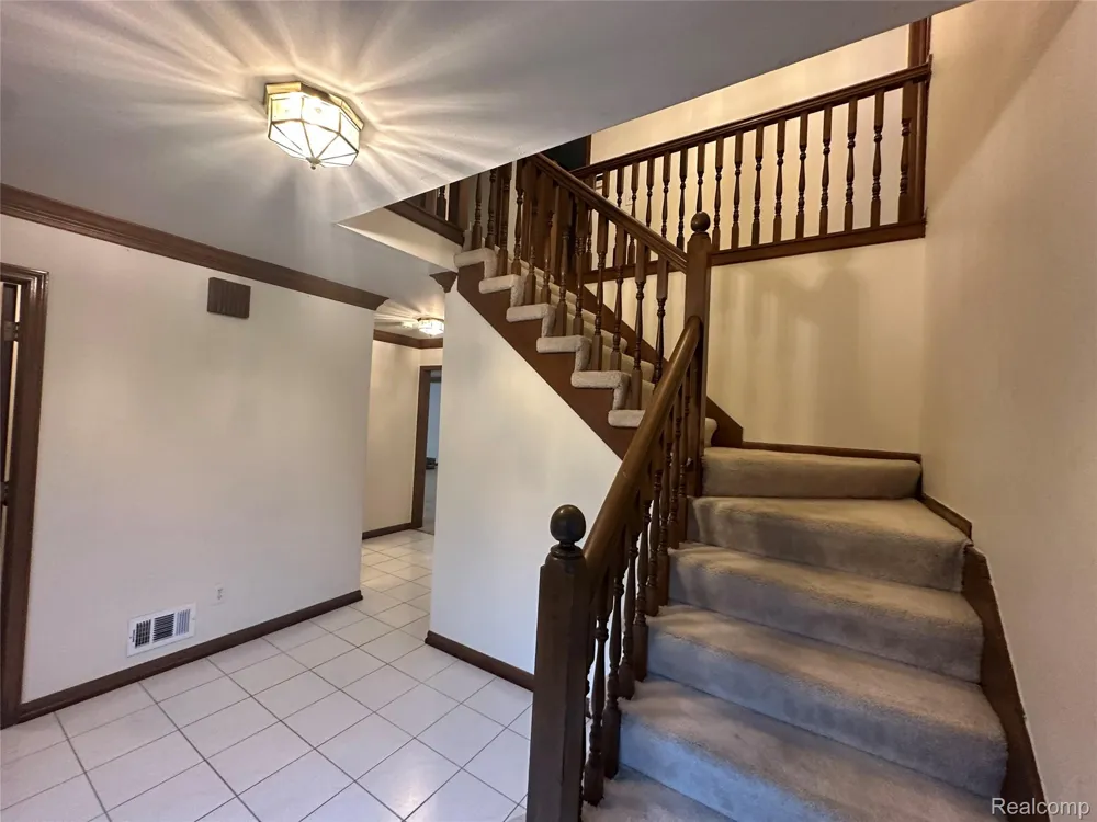 6473 Red Oak Drive Troy City, MI 48098