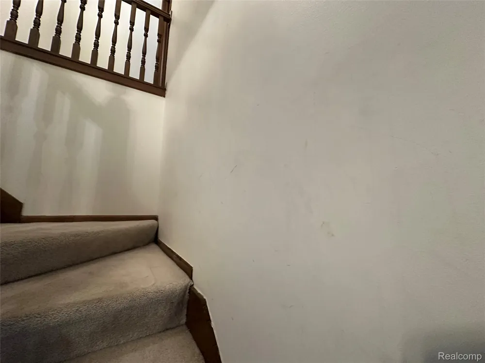 6473 Red Oak Drive Troy City, MI 48098
