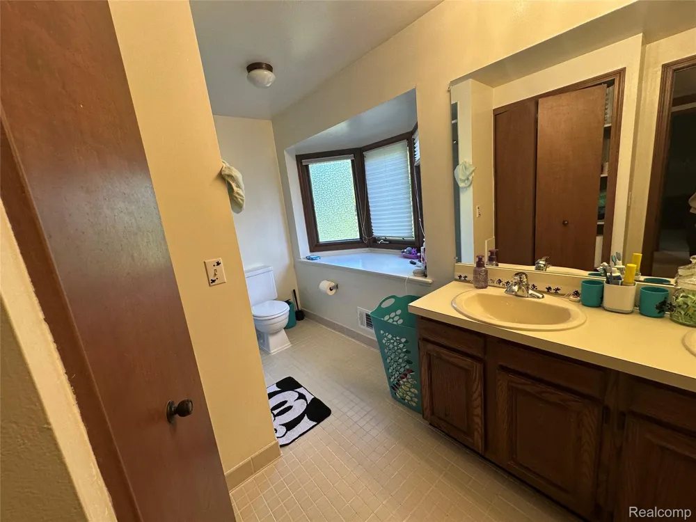 6473 Red Oak Drive Troy City, MI 48098