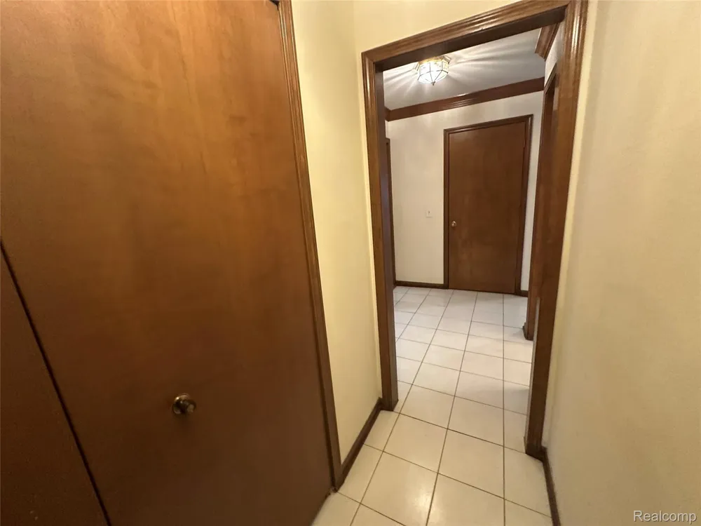 6473 Red Oak Drive Troy City, MI 48098