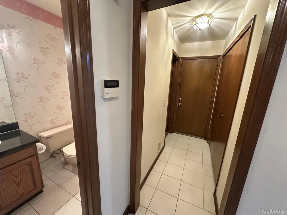 6473 Red Oak Drive Troy City, MI 48098