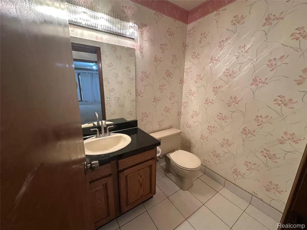 6473 Red Oak Drive Troy City, MI 48098