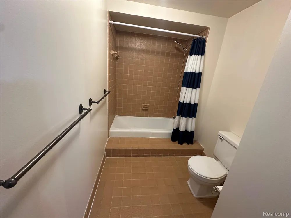 6473 Red Oak Drive Troy City, MI 48098