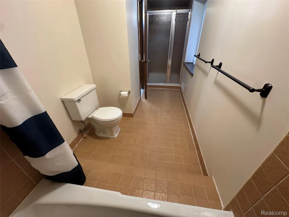 6473 Red Oak Drive Troy City, MI 48098