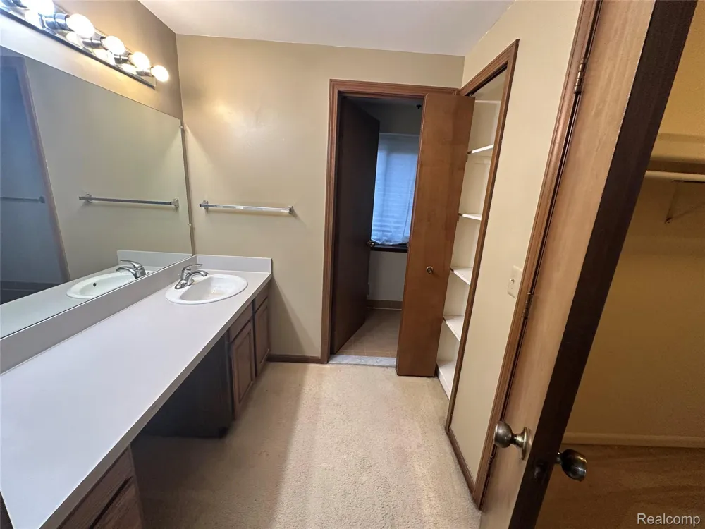 6473 Red Oak Drive Troy City, MI 48098