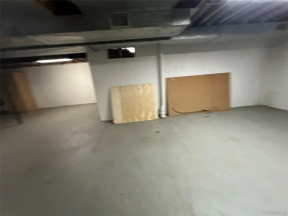 6473 Red Oak Drive Troy City, MI 48098