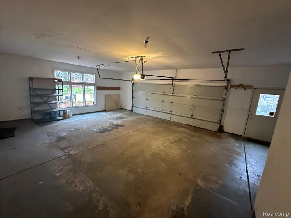 6473 Red Oak Drive Troy City, MI 48098