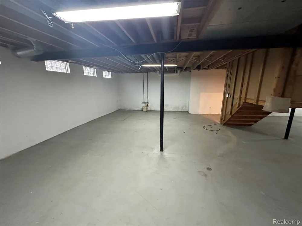 6473 Red Oak Drive Troy City, MI 48098