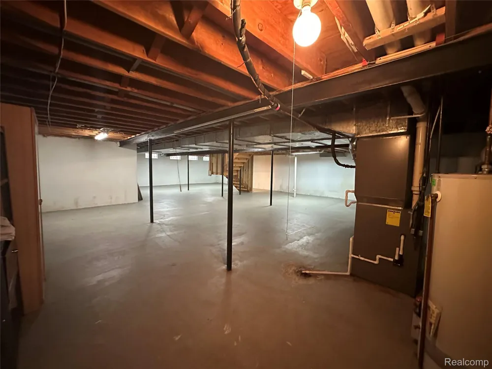 6473 Red Oak Drive Troy City, MI 48098