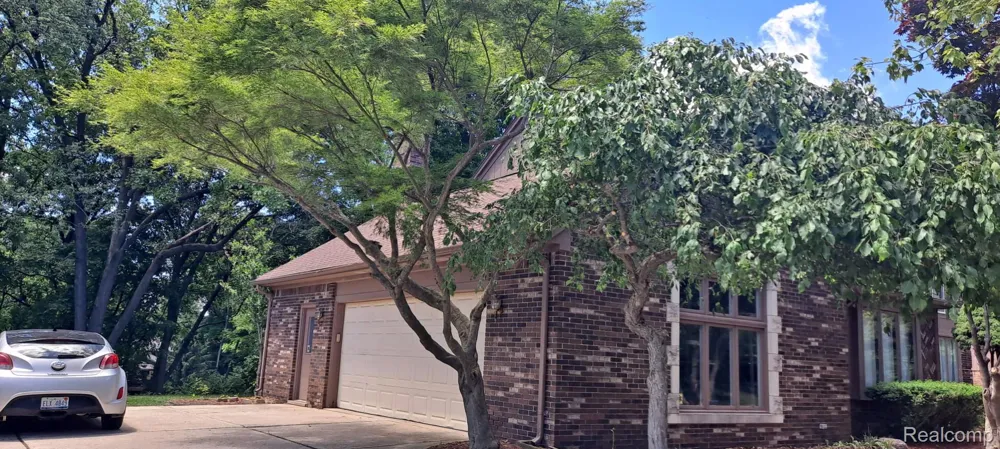 6473 Red Oak Drive Troy City, MI 48098