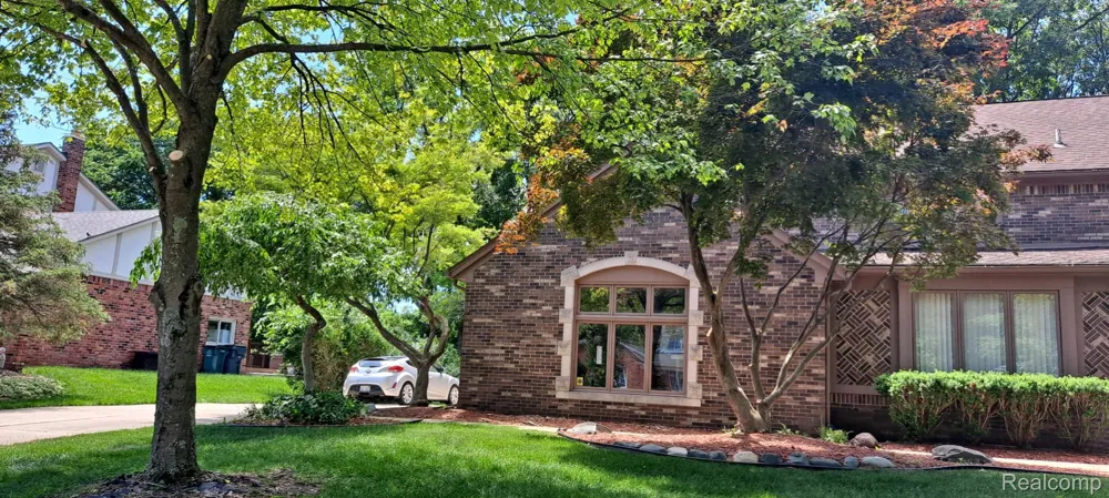 6473 Red Oak Drive Troy City, MI 48098