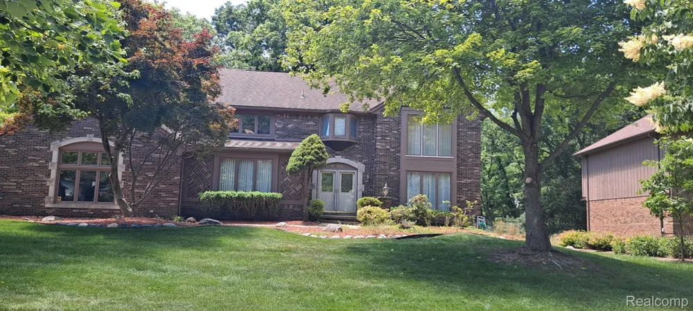 6473 Red Oak Drive Troy City, MI 48098