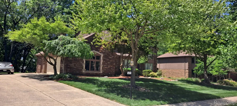6473 Red Oak Drive Troy City, MI 48098