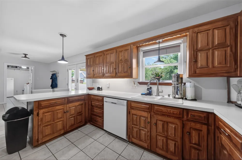 709 S Oak Street Van, TX 75790