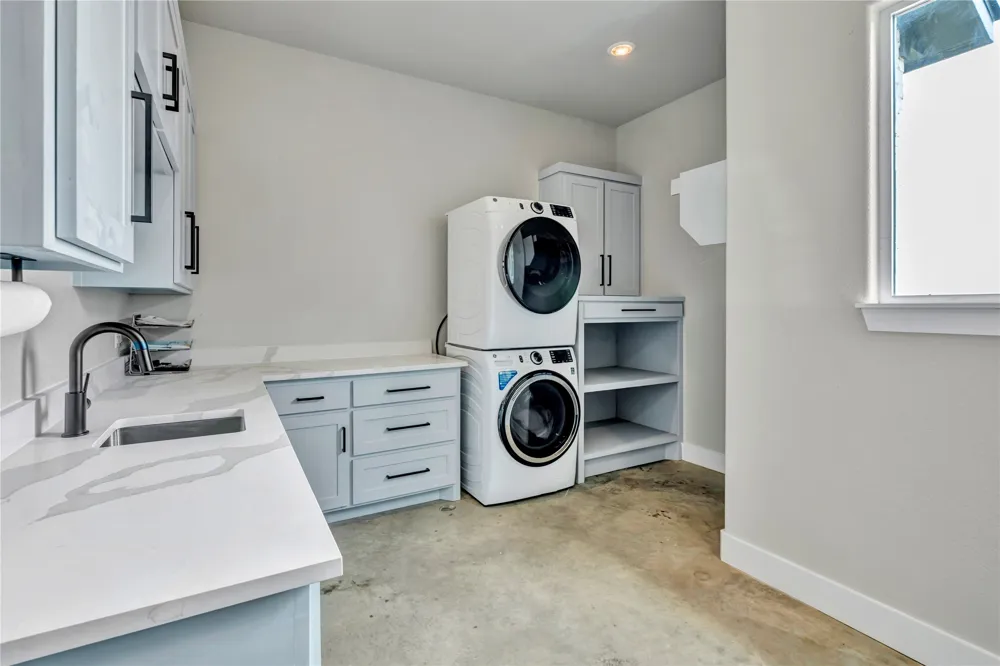 3763 County Road 1110 Rio Vista, TX 76093