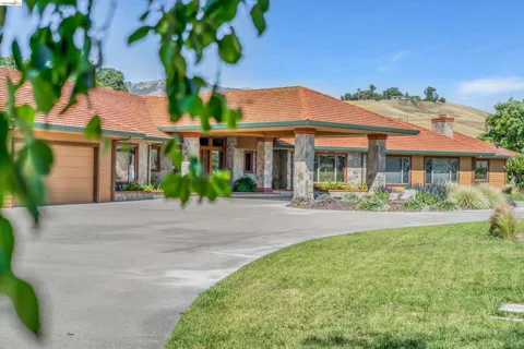5885 Bruce Dr