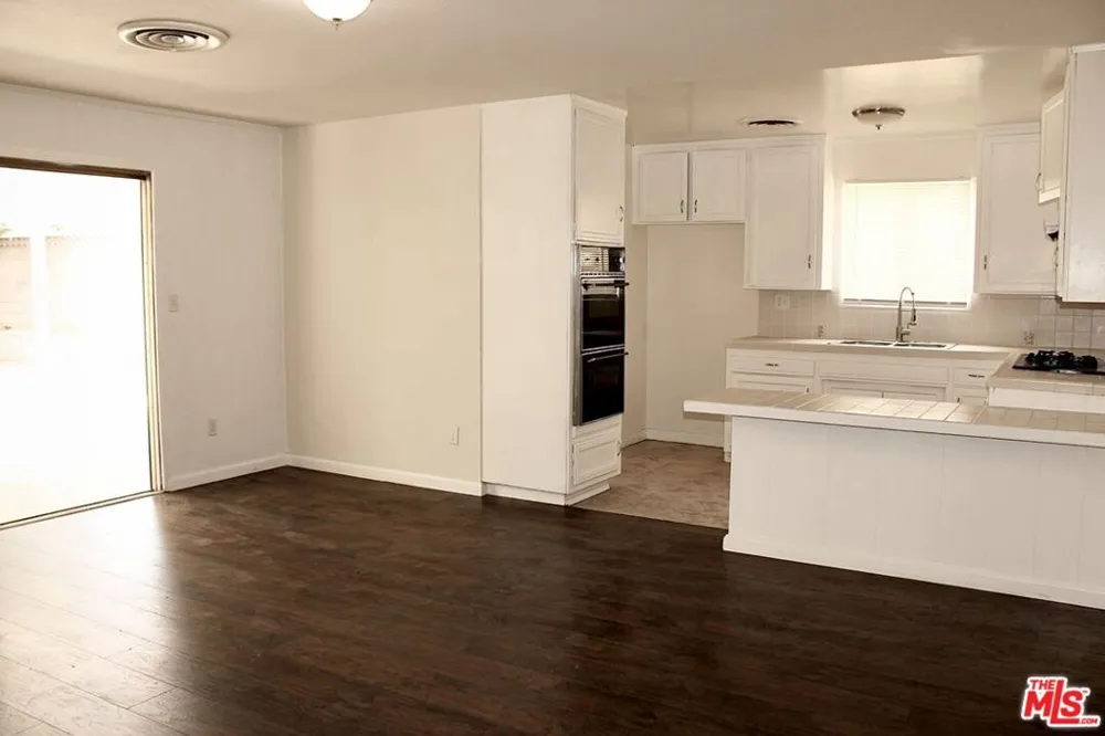 20158 Gresham Street Winnetka, CA 91306