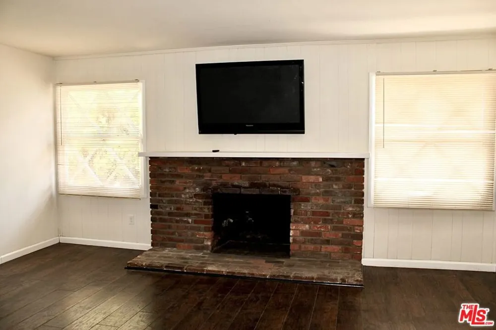 20158 Gresham Street Winnetka, CA 91306