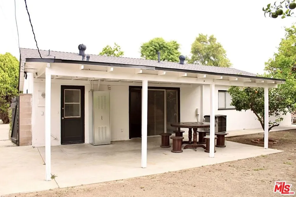 20158 Gresham Street Winnetka, CA 91306