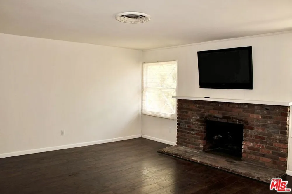 20158 Gresham Street Winnetka, CA 91306